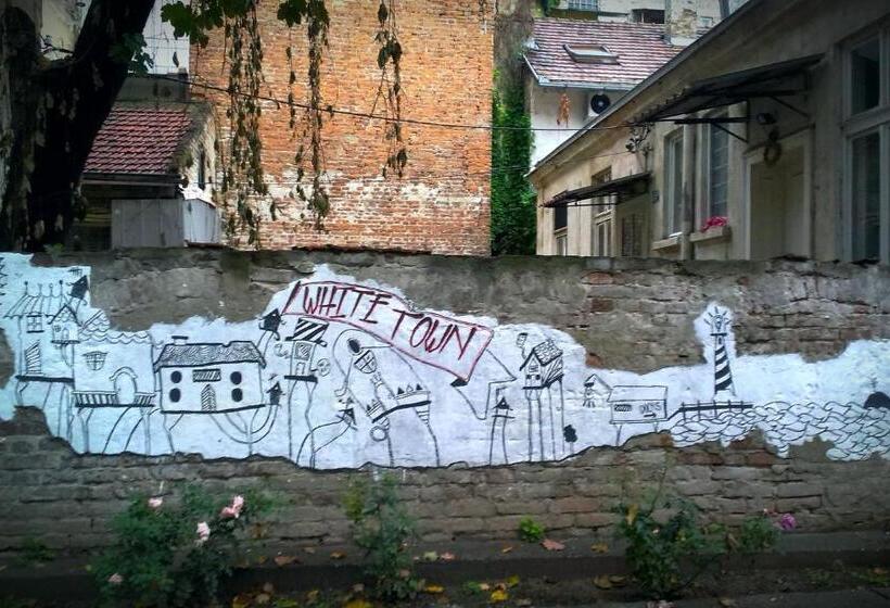 اتاق استاندارد سه تخته با سرویس بهداشتی مشترک, Hostel White Town