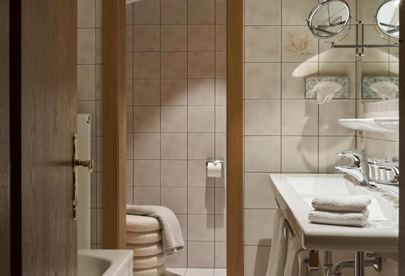 Family Suite, Schwarzwand