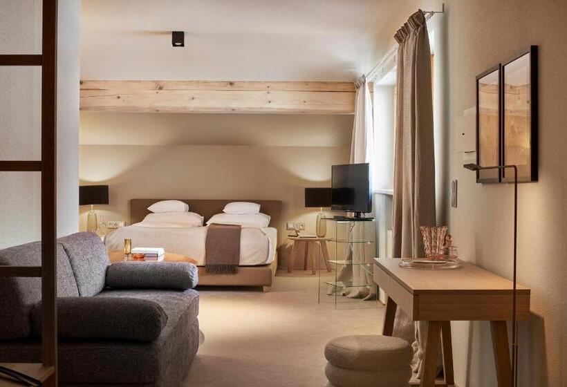 Family Suite, Schwarzwand