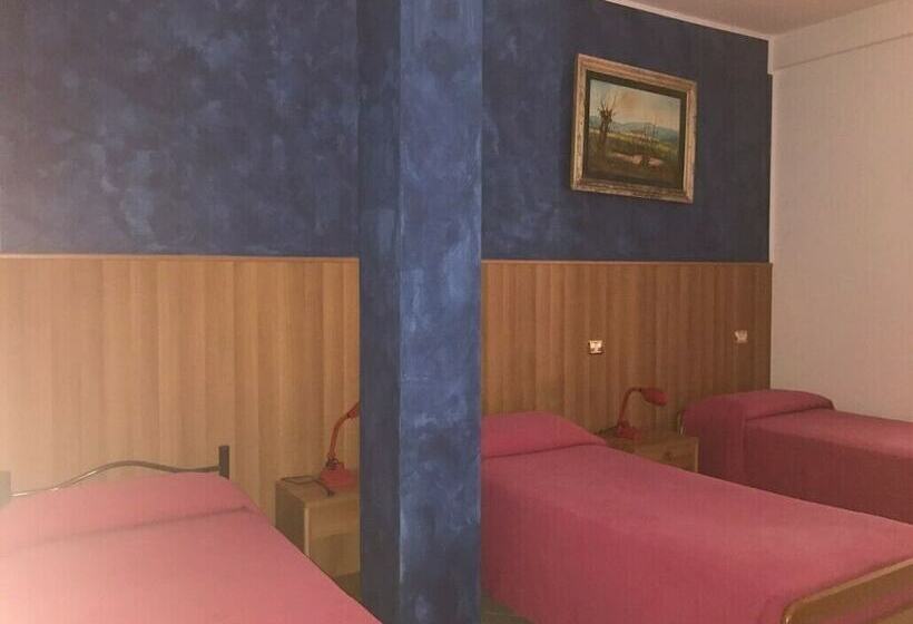 Номер Стандарт Трехместный, Albergo Magrini Della Genga