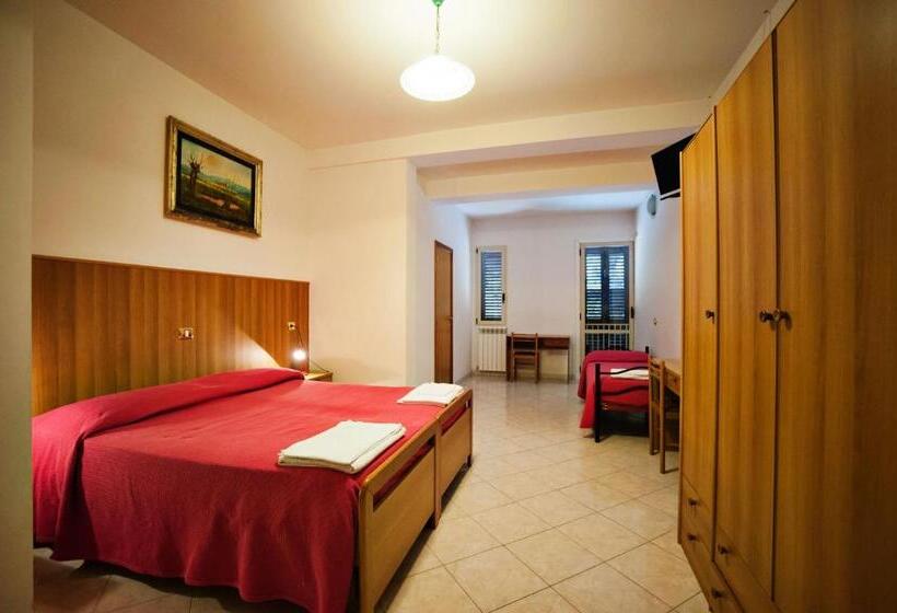Номер Стандарт Трехместный, Albergo Magrini Della Genga