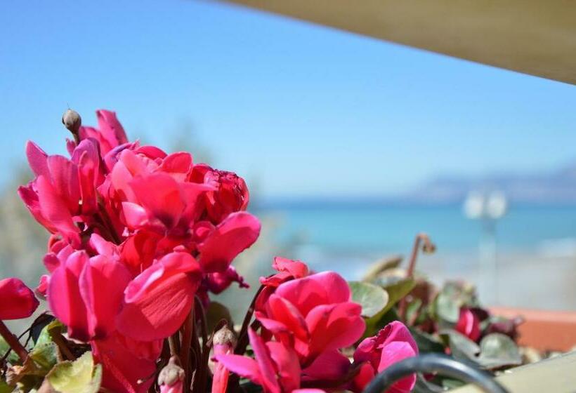 اتاق استاندارد چهار تخته با چشم‌انداز دریا, Piccolo Paradiso