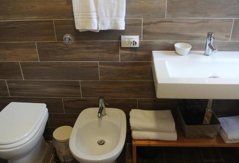 آپارتمان یک خوابه با دری مشترک که هال را جدا می کند., Villa Carlotta Resort