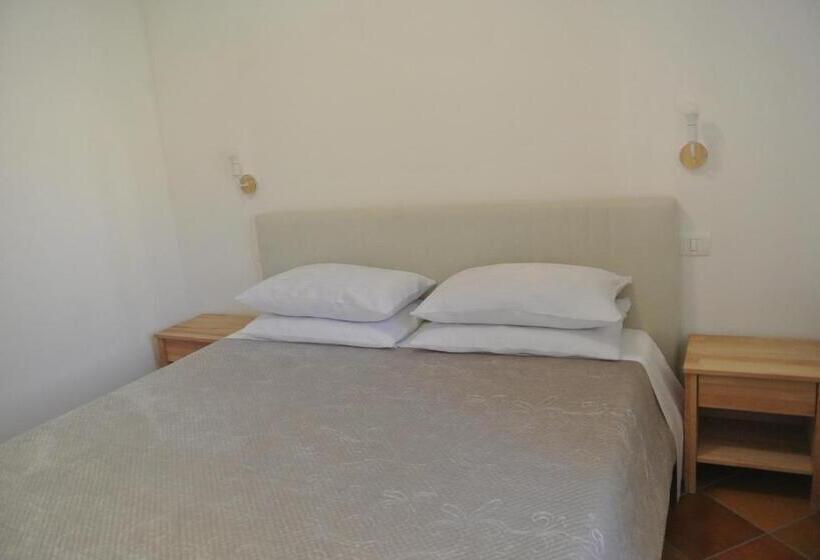 آپارتمان یک خوابه با دری مشترک که هال را جدا می کند., Villa Carlotta Resort