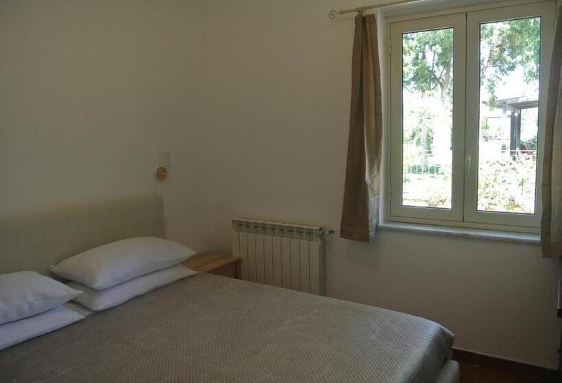 آپارتمان یک خوابه با دری مشترک که هال را جدا می کند., Villa Carlotta Resort