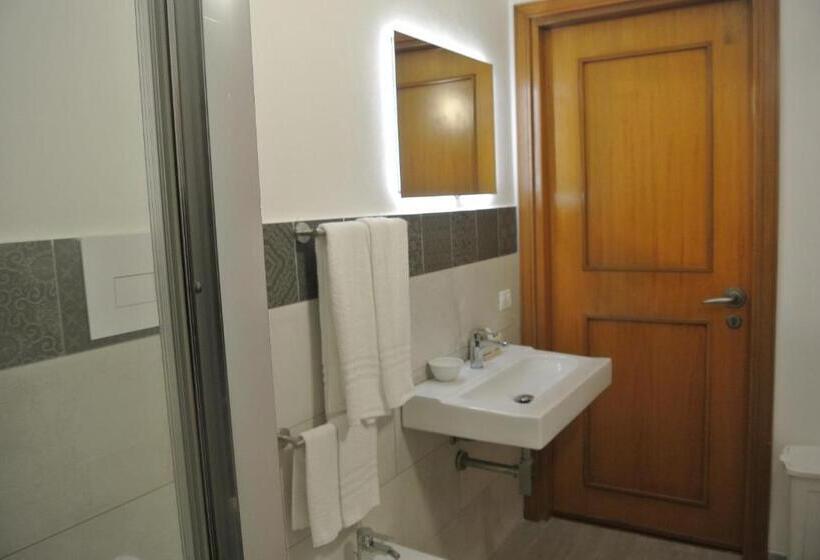 اتاق لوکس سه تخته, Villa Carlotta Resort