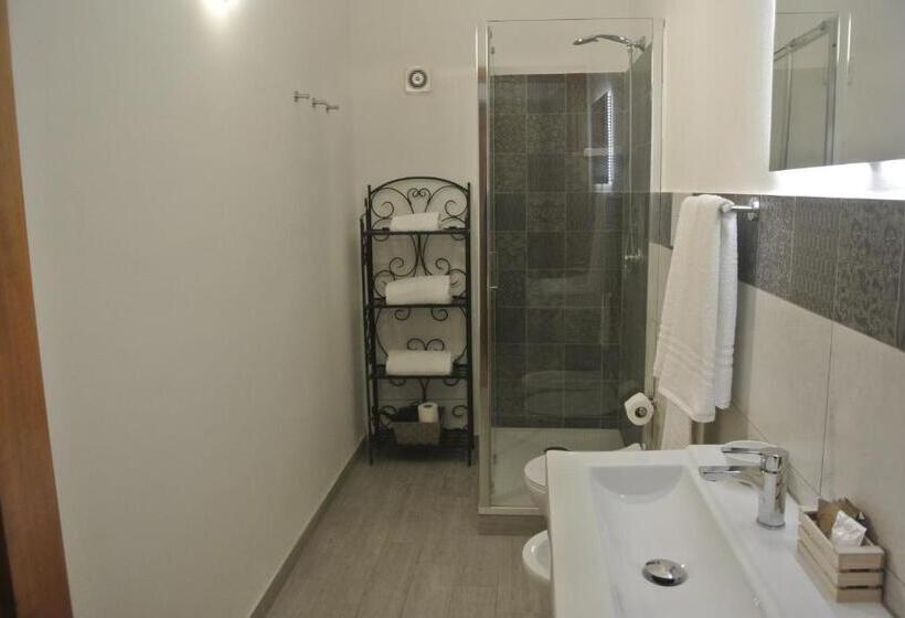 اتاق لوکس سه تخته, Villa Carlotta Resort
