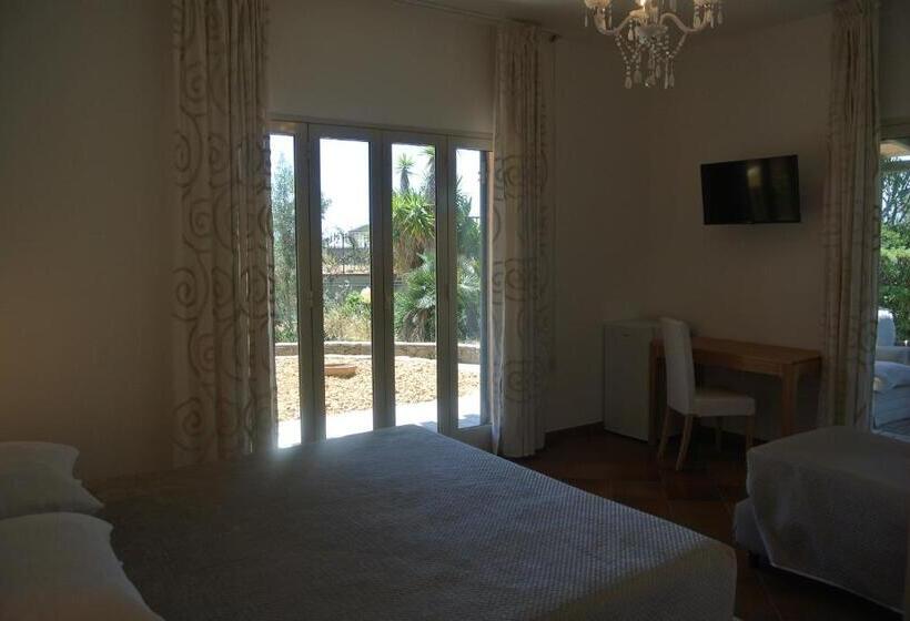 اتاق لوکس سه تخته, Villa Carlotta Resort