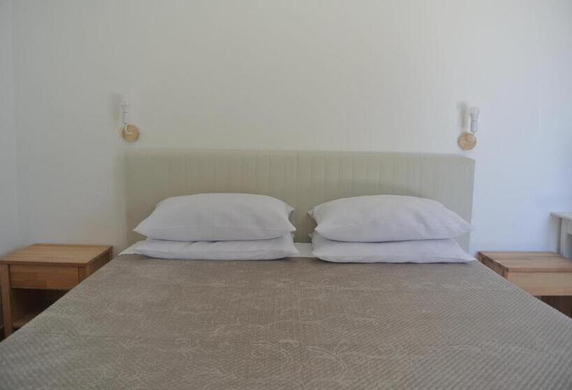 آپارتمان یک خوابه با دری مشترک که هال را جدا می کند., Villa Carlotta Resort