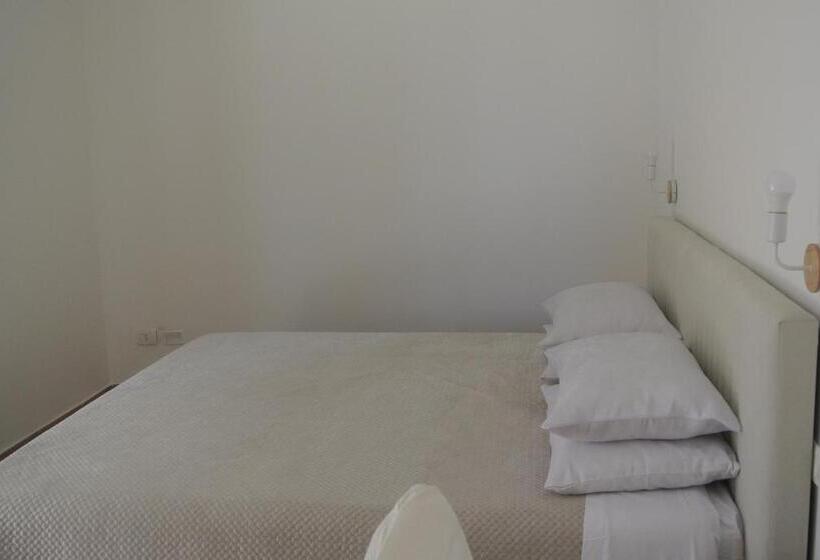 آپارتمان یک خوابه با دری مشترک که هال را جدا می کند., Villa Carlotta Resort