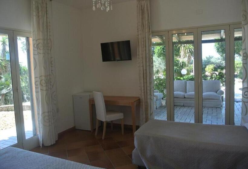 اتاق لوکس سه تخته, Villa Carlotta Resort