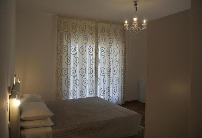 اتاق لوکس سه تخته, Villa Carlotta Resort