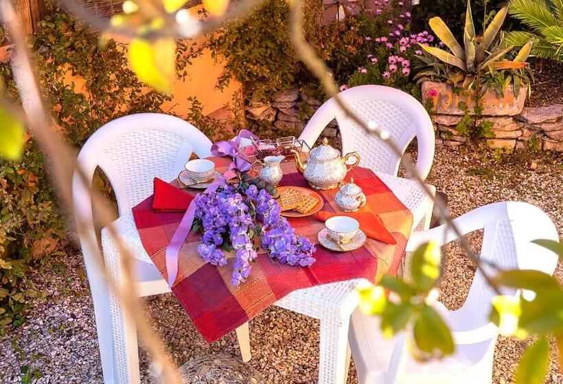 اتاق استاندارد سه تخته با چشم‌انداز باغ, B&b Glicine