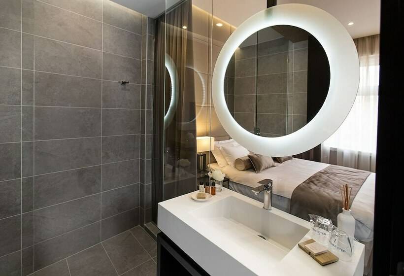 سوییت جونیور, Dominic Smart & Luxury Suites  Republic Square