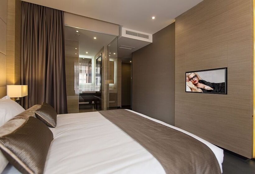 سوییت جونیور, Dominic Smart & Luxury Suites  Republic Square