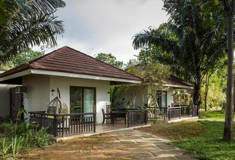 جناح مزود بجاكوزى, Solina Beach & Nature Resort