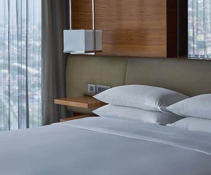 Люкс, Grand Hyatt Manila