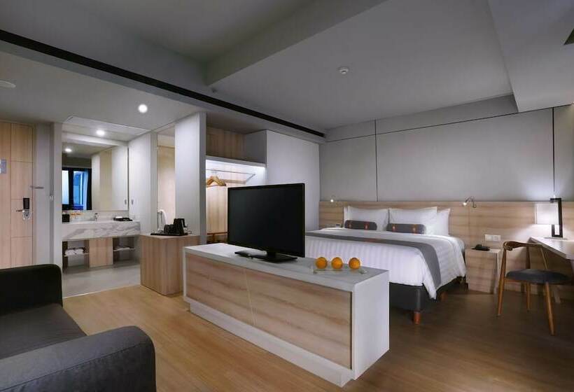 Номер Deluxe, Harper Cikarang By Aston