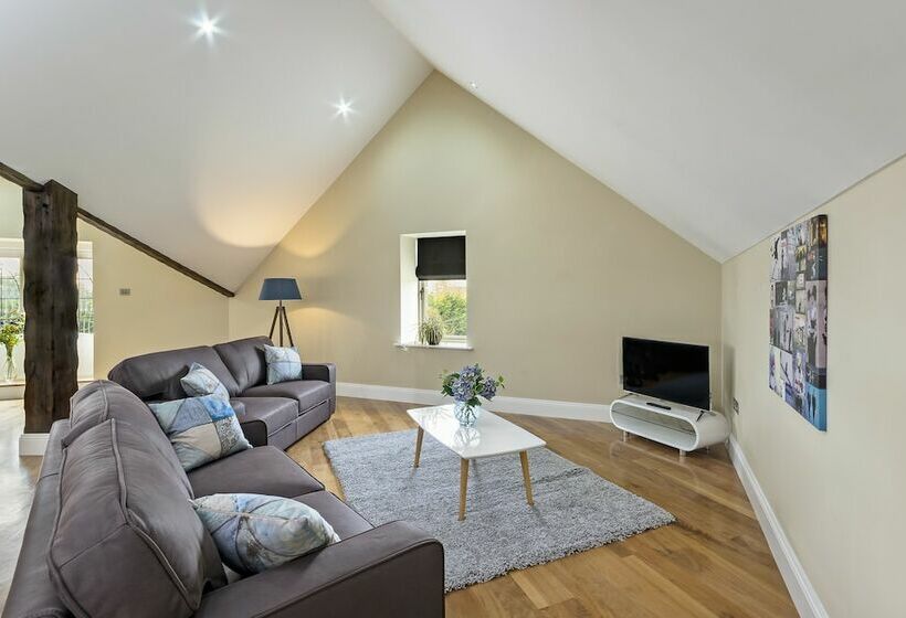 Quarto Ático, Castledale