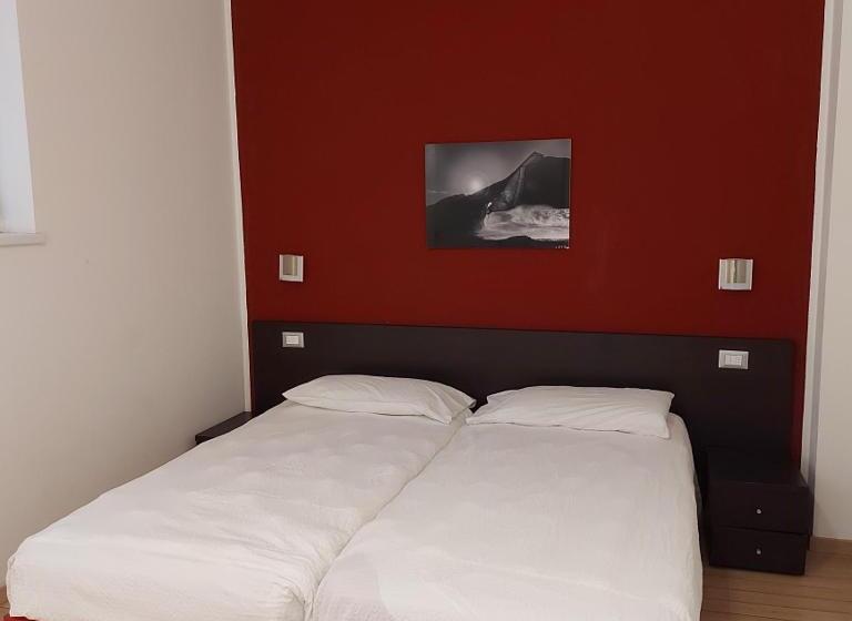 패밀리 아파트, Villa Treccani Apartments