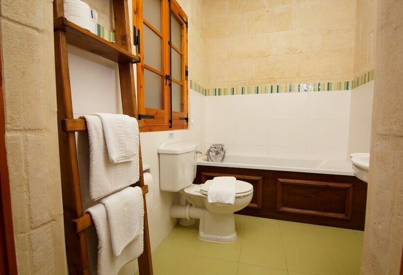 اتاق اکونومی, Maria's B&b