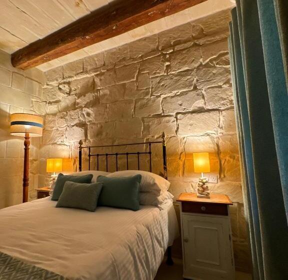 اتاق اکونومی, Maria's B&b