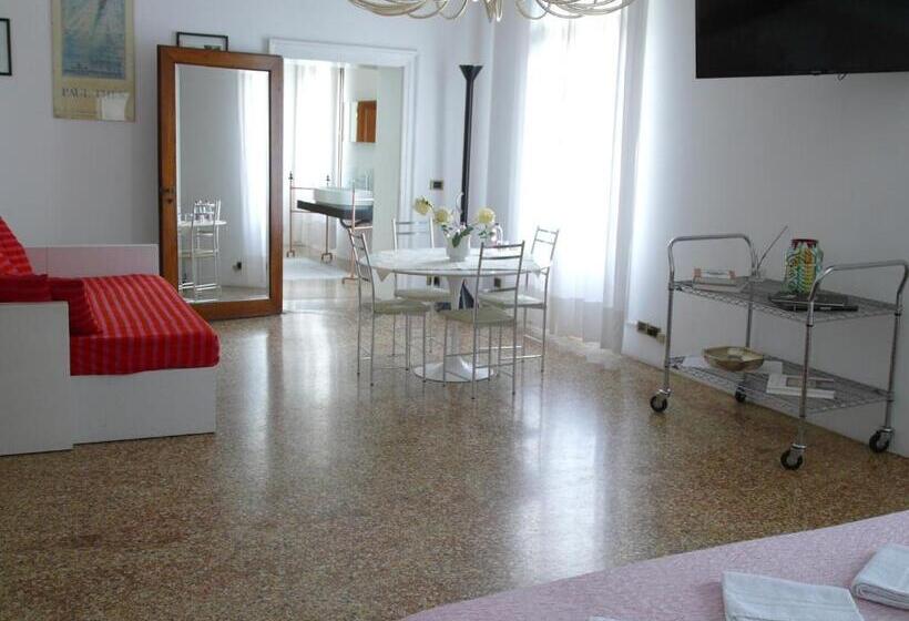 سوئیت جونیور با چشم‌انداز باغ, B&b Giardino Jappelli