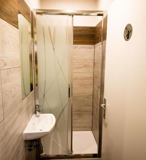 스탠다드 트리픔 룸 공동욕실, Do Step Inn Central   Self Service Hostel