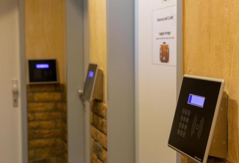 스탠다드 4인용 룸 공용 욕실, Do Step Inn Central   Self Service Hostel