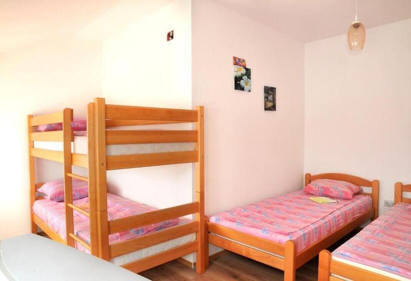 اتاق استاندارد چهار تخته, Hostel Room