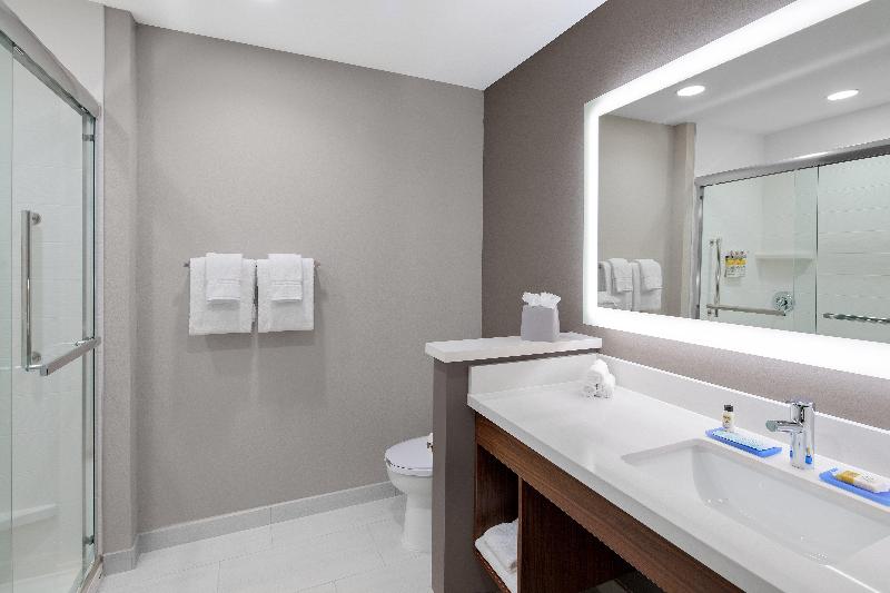 带大床的标准间, Holiday Inn Express & Suites Lubbock Central   Univ Area, An Ihg