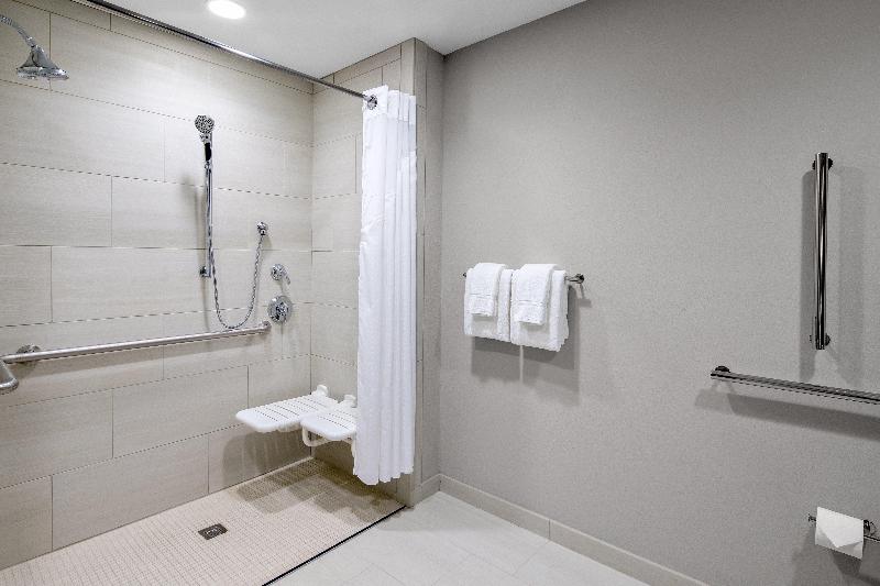 残疾人使用的带特大床的标准间, Holiday Inn Express & Suites Lubbock Central   Univ Area, An Ihg