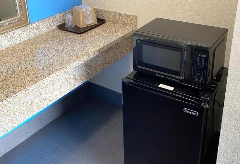 스탠다드 룸 킹사이즈 침대, Express Inn Newport News