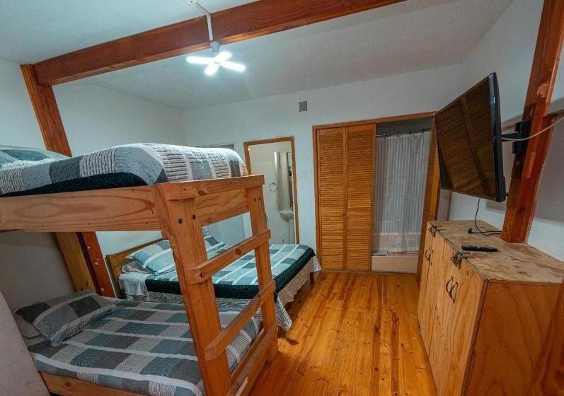 Четырехместный Номер Стандарт, Hostal Michel