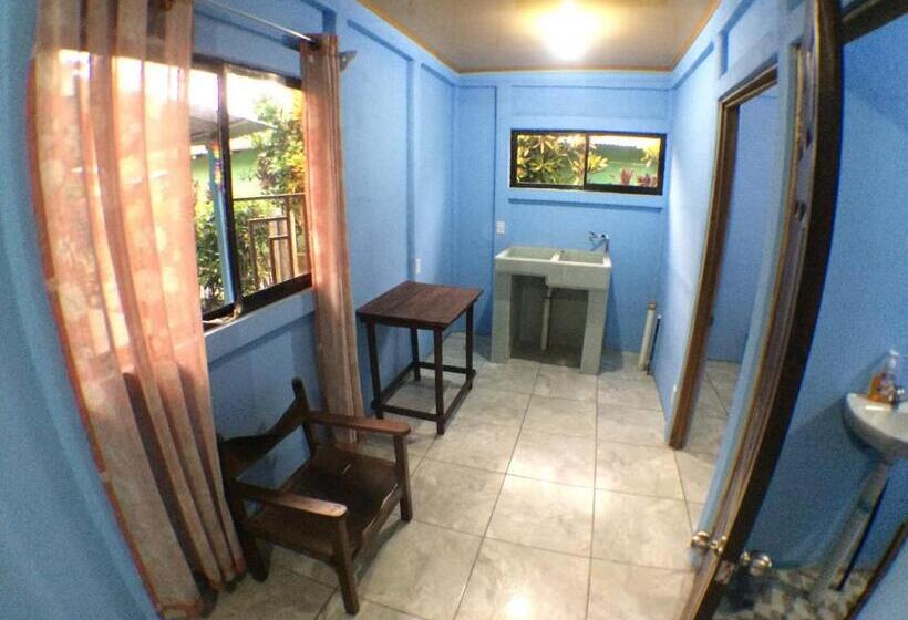 标准间, Green Macaw Hostel
