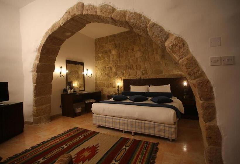 سوییت جونیور, The Old Village Hotel & Resort
