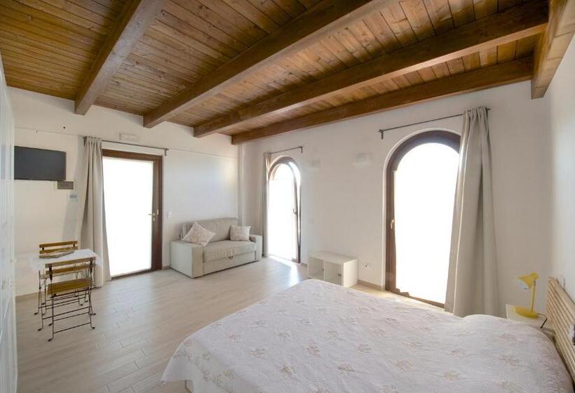 اتاق سه نفره دلوکس با چشم‌انداز دریا, Torre Della Loggia   Dimora Storica   Ortona