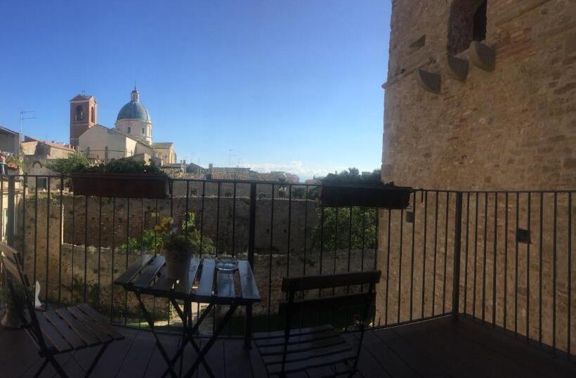 اتاق لوکس سه تخته, Torre Della Loggia   Dimora Storica   Ortona