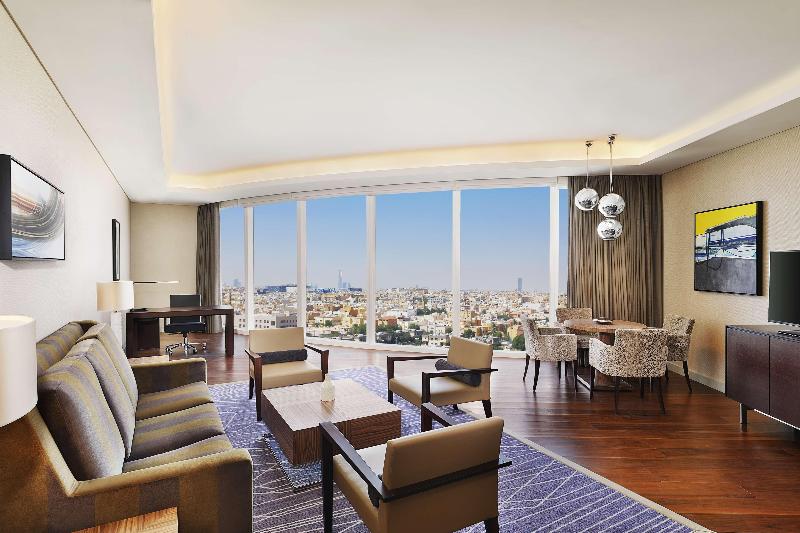 מיטת קינג בסוויטה, Hilton Riyadh Hotel & Residences