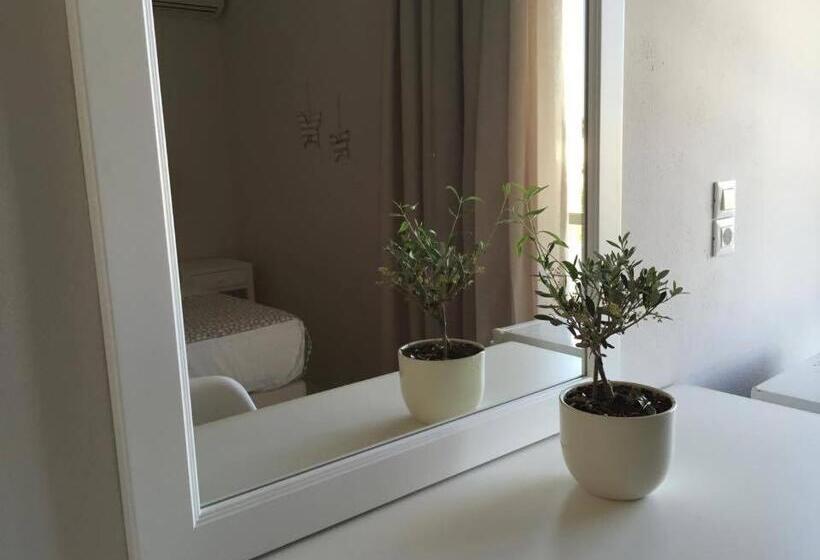 اتاق استاندارد چهار تخته, Voula Studios