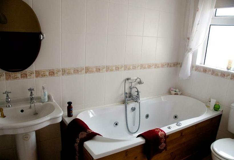 غرفة قياسية ثلاثية, Lettermore Country Home