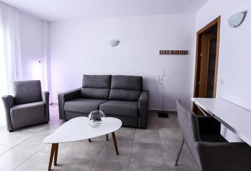 דירת שלושה חדרים, Sal Mar Suites