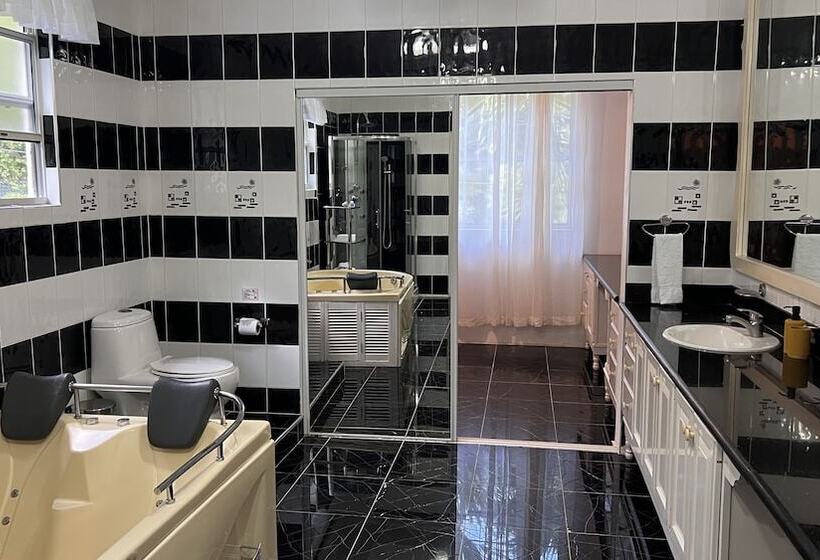 اتاق لوکس با چشم‌انداز دریا, All Nations Guest House
