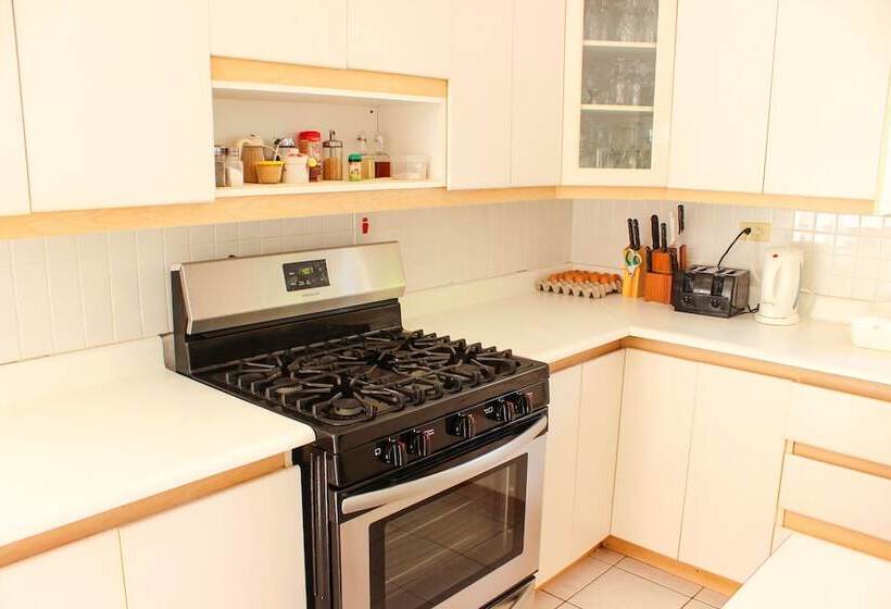 اتاق سوپریور در طبقه همکف, All Nations Guest House