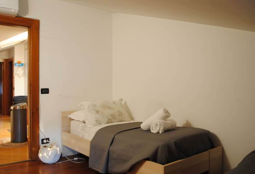 اتاق استاندارد یک تخته با سرویس بهداشتی مشترک, Dreaming Arena Rooms