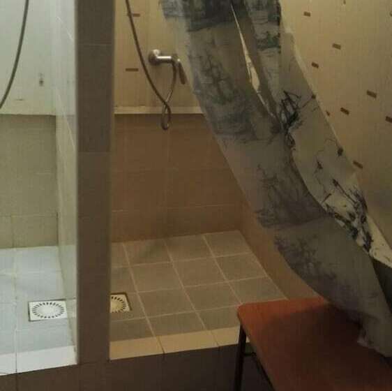 共用房间的床, Admiral Hotel   Hostel