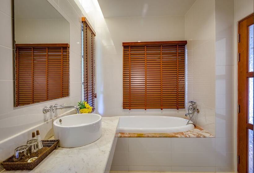 Вилла 3 Спальни с Бассейном, Fisherman Way Beach Villa