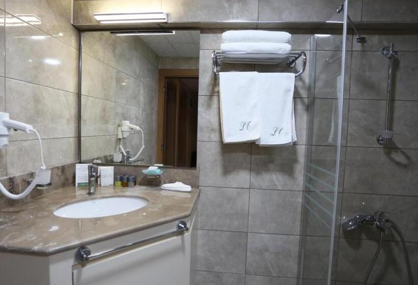 اتاق استاندارد سه نفره, Life Corner