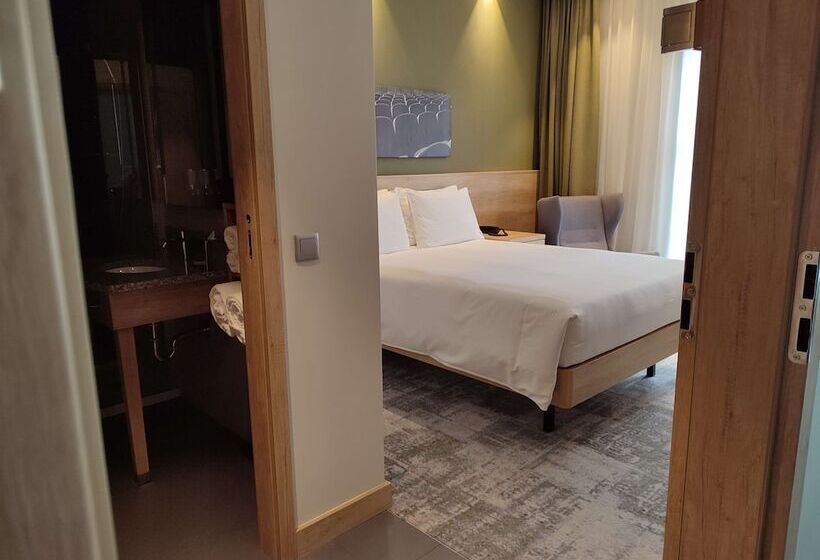 اتاق خانوادگی تودرتو, Hampton By Hilton Gdansk Old Town