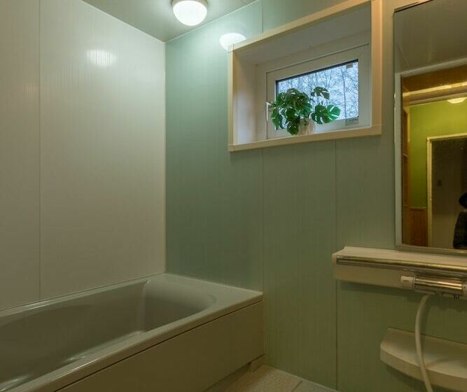 اتاق ساده چهارنفره, Freeride Backpackers Lodge Niseko